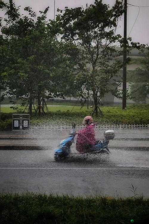 外回り中に突然の大雨一雨宿の遭遇