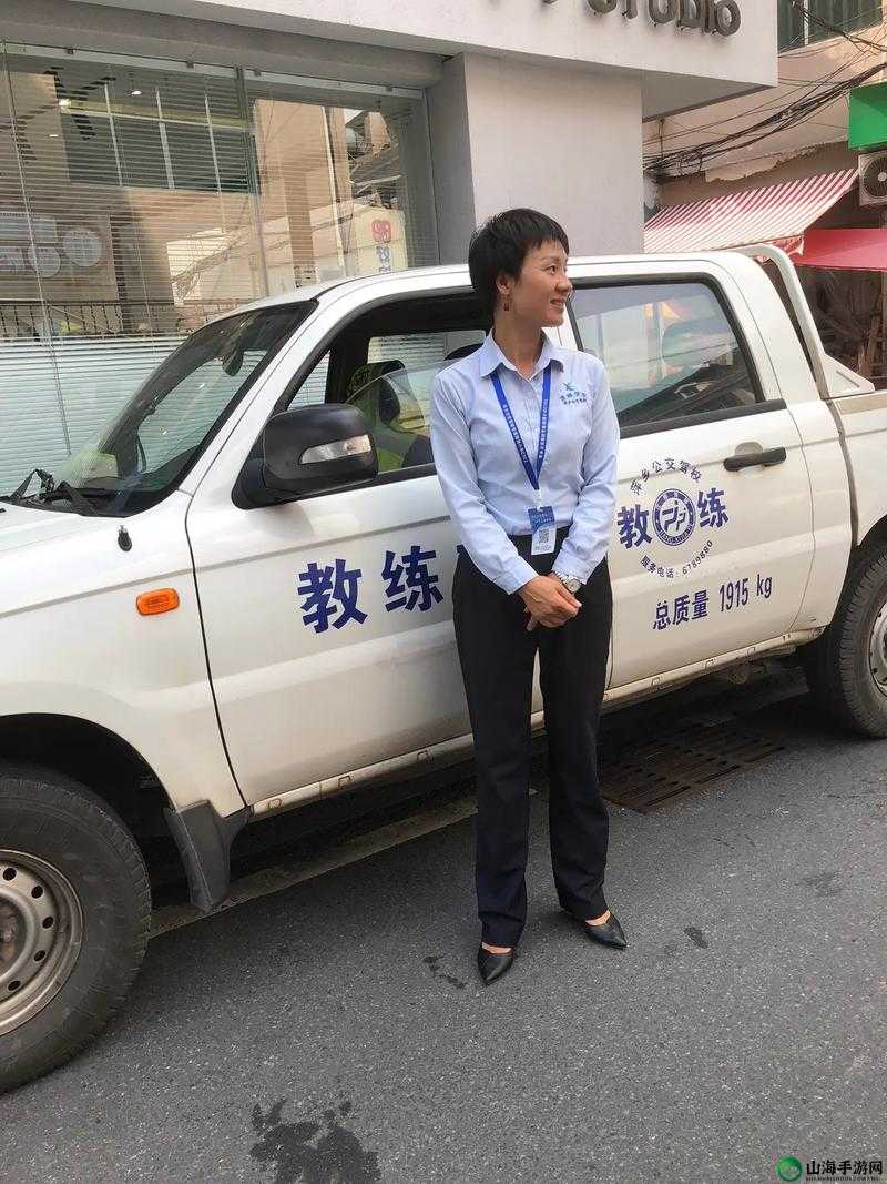 女性跟教练晚上练车：安全吗？